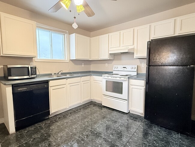 Building Photo - 800 Cabana Road E