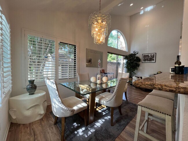 Photo - LOCATION! 2+2 w/parking, upgrades + in-uni...