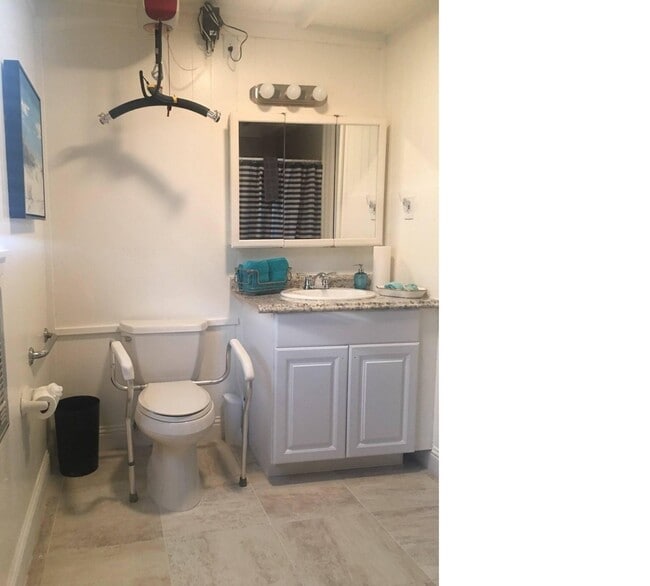 Building Photo - 4215 Hardin Dr