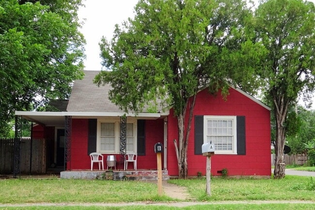 Building Photo - Corner House Located Minutes From Texas Te...
