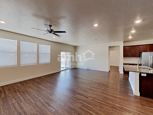 Photo - 1192 Wagon Way