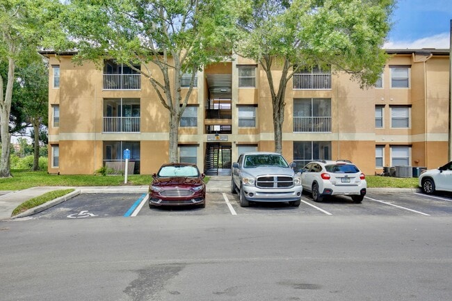 Building Photo - Charming 2/2 Spacious Condo with a Screened Balcony in the Highly Desired Dr. Phillips Area - Orl...