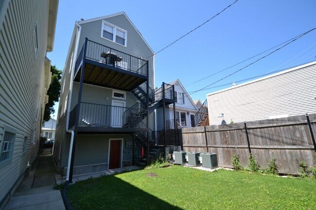 Photo - 3016 N Oakley Ave Unit J08P