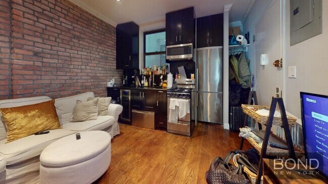 Building Photo - 422 E 9th St Unit 6 Rental