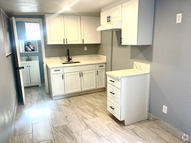 Building Photo - 1802 Forrest St Unit 1802 Forrest Ave - Studio Rental