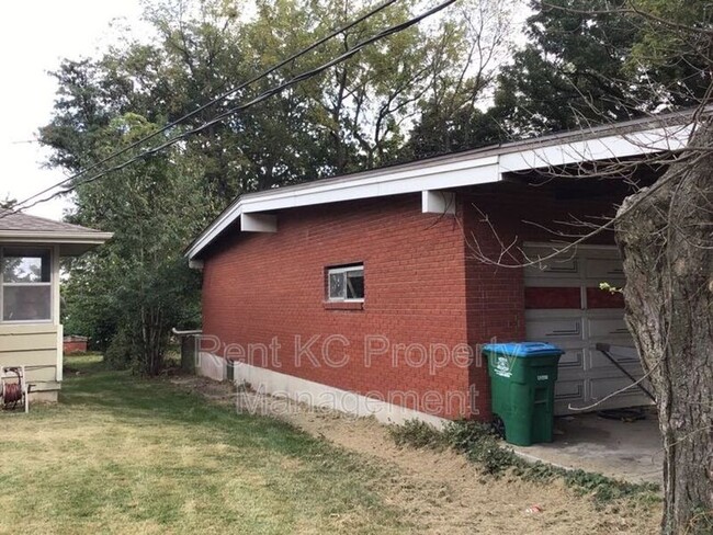 Photo - 5323 NW Edgewood Cir
