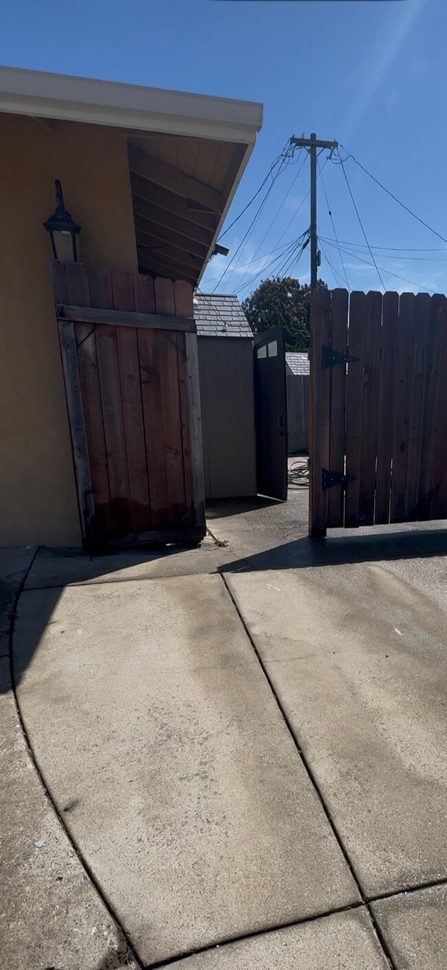 Photo - 3700 Hillview Rd