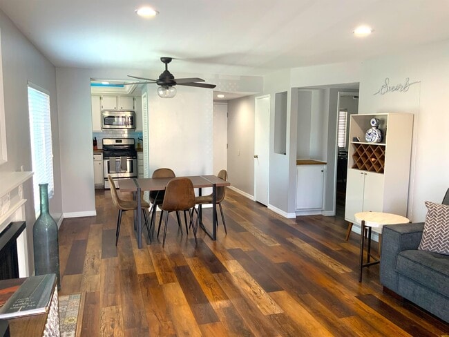 Photo - 955 E 3rd St