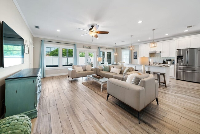 Building Photo - 121 Christmas Tree Ln Unit SI ID1511625P