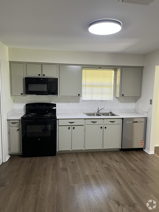 Building Photo - 1322 Hillcrest Dr Rental
