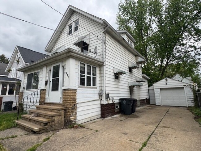 Photo - Now Leasing: 4-Bedroom Akron Home with Attic Bedroom & Basement Laundry Hookups
