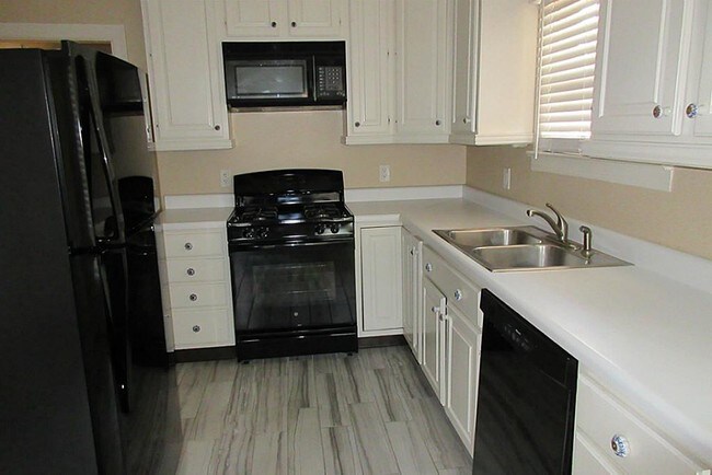 Photo - 2634 Tangley St