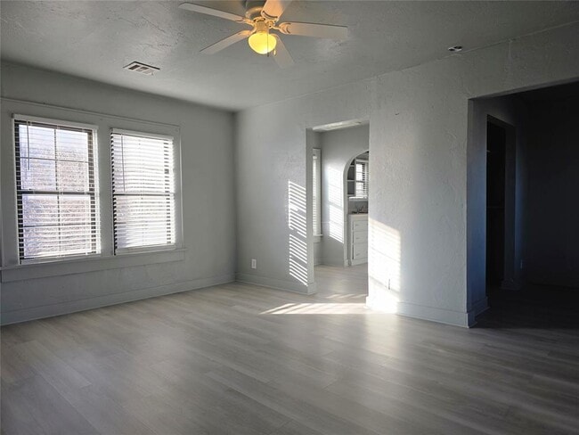 Building Photo - 1725 NW 18th St Unit C