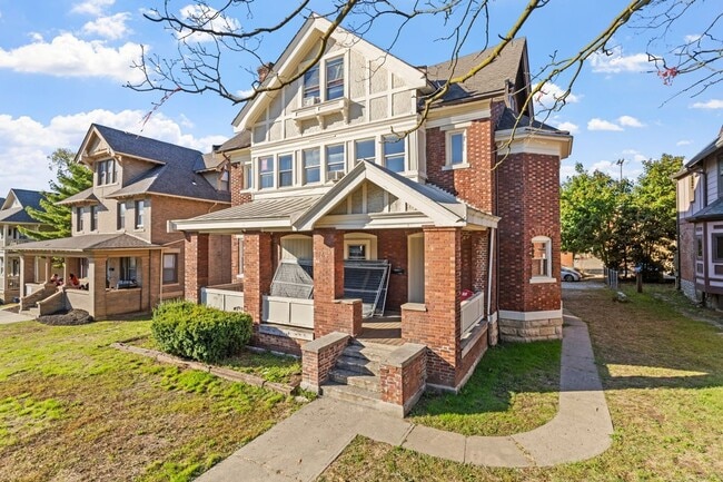 Building Photo - Massive  13-Bedroom House with huge Privat...