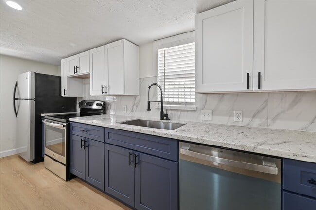 Photo - 2118 Webster St