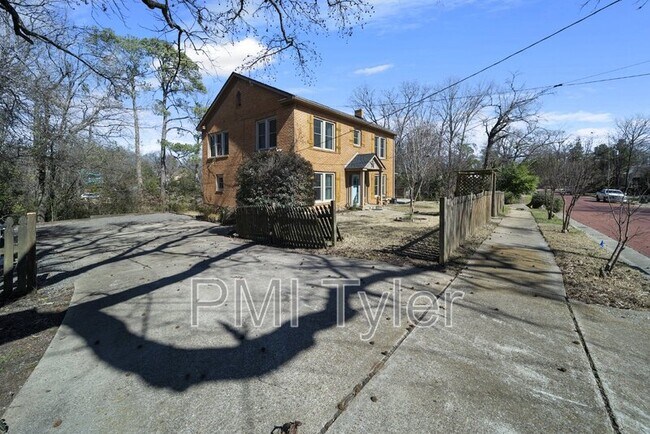 Photo - 210 E Dobbs St