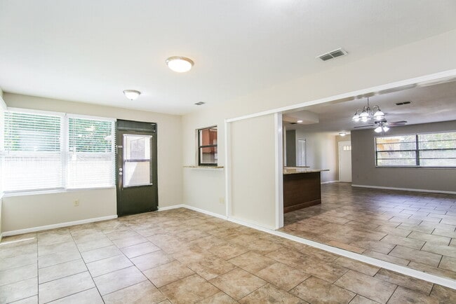 Photo - 5286 Enfield Ave