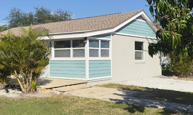 Building Photo - Beautifully Updated Unfurnished 1 Bed | 1 Bath Duplex in Prime Gulfport Location!
