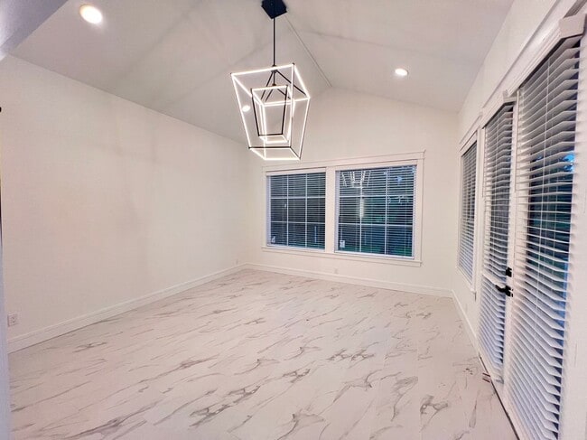 Photo - 20156 Russell Dr