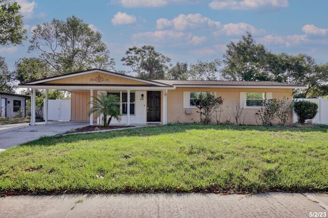 Lovely 3/2 Home with a Large Fenced Backya... - Lovely 3/2 Home with a Large Fenced Backya...