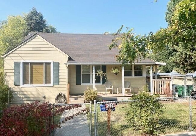 Building Photo - Larger 3 Bedroom 2 Bath House close to OIT...