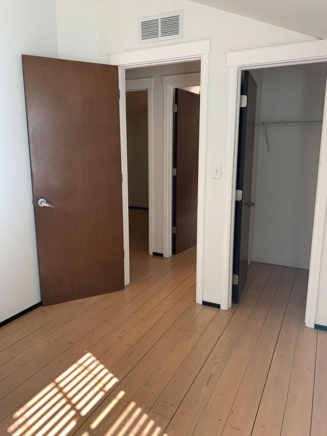 Building Photo - 318-320 W Myrtle Unit 318 #1