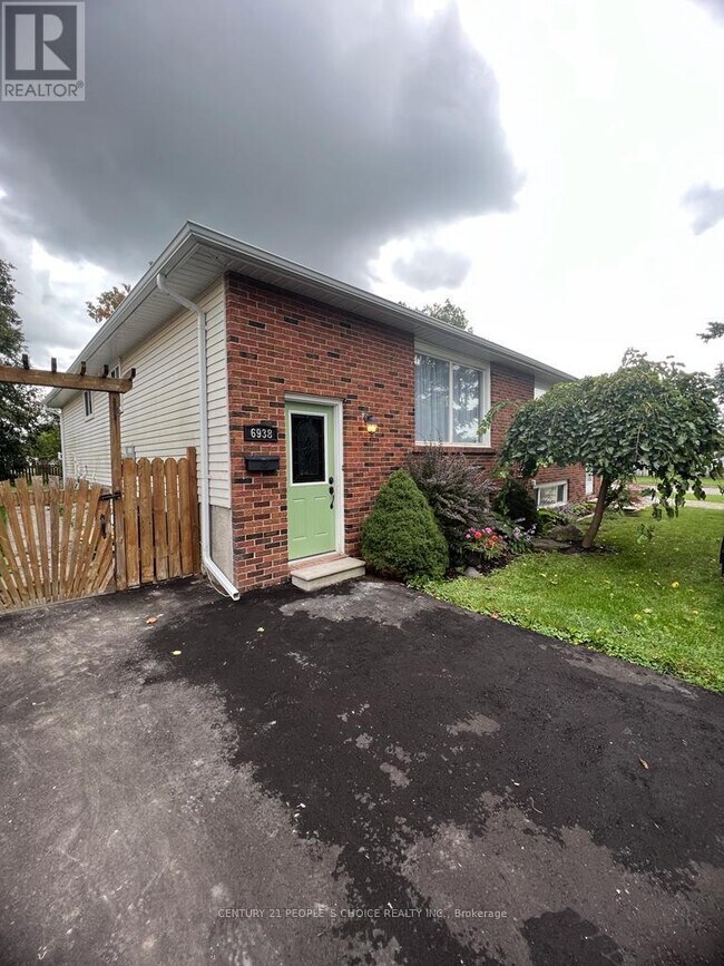 Photo - 6938 Warden Ave