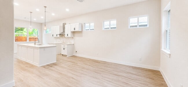 Photo - 142 College St