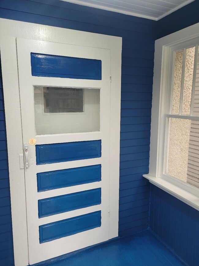 Building Photo - 1147 Ingersoll St