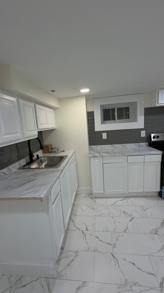 47 Hopkins Pl Unidad Basement apt