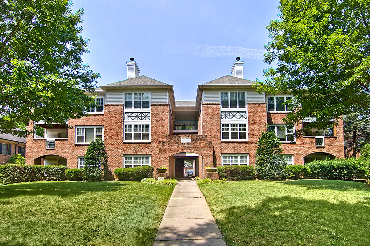 Photo - 2424 Selwyn Ave