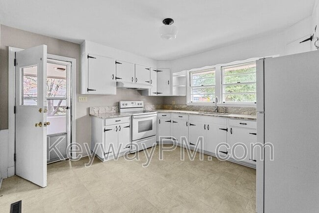 Photo - 13 Erskine Ln