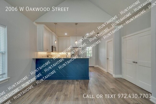 Photo - 2006 W Oakwood St