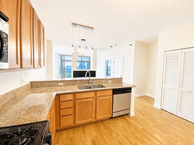 Photo - 1600 S Prairie Ave Unit 1708