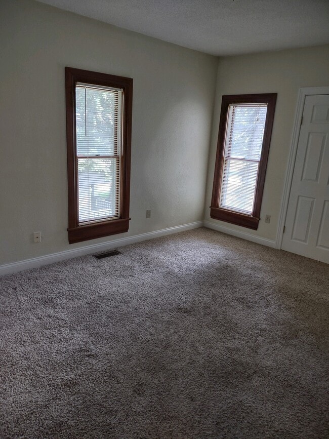 living room - 439 N Main St Unit 439