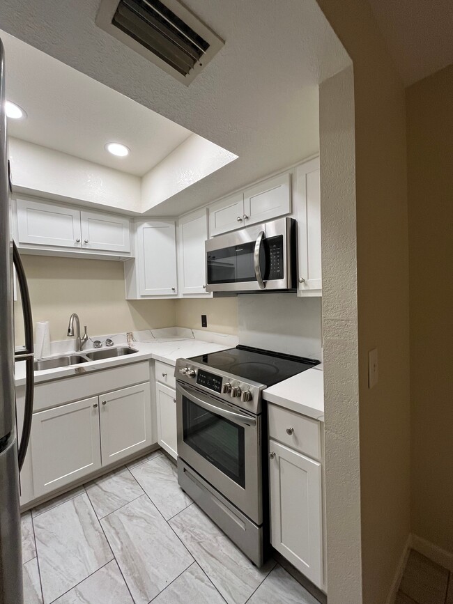 Building Photo - 17 E Ruth Ave