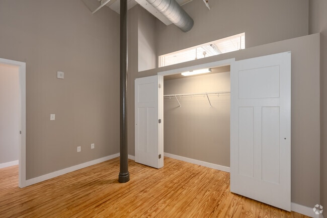 1BR, 1BA - 679SF - Bedroom/ Closet