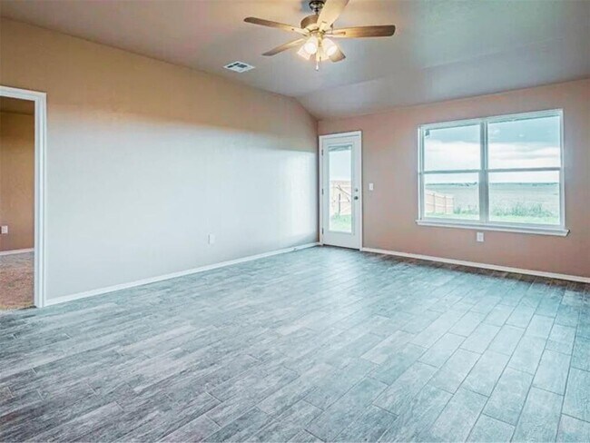 Photo - 1702 Highland Loop