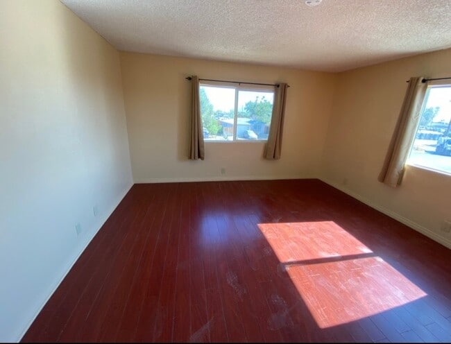 Building Photo - 265 E 2nd St Rental