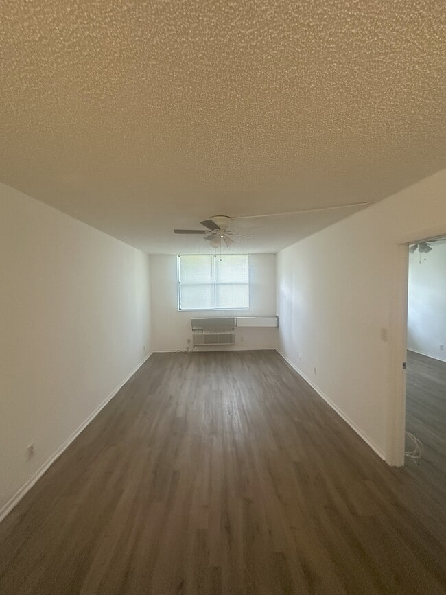 Building Photo - 2501 Riverside Dr Unit 115 Rental