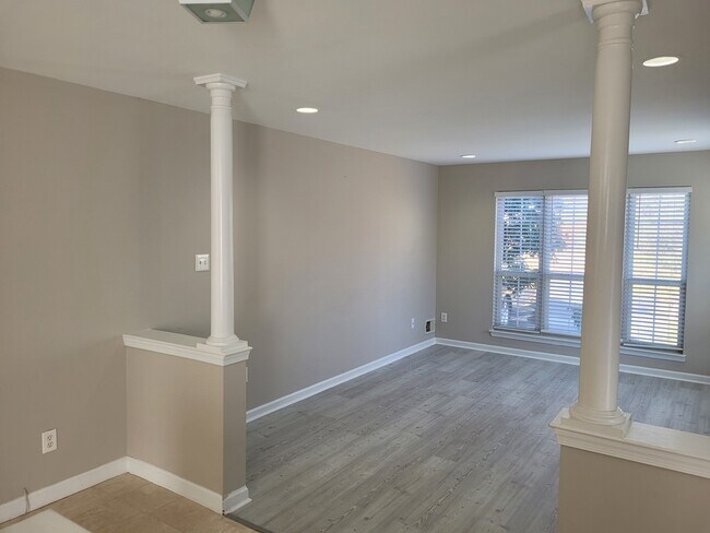 Photo - 512 Pimlico Way