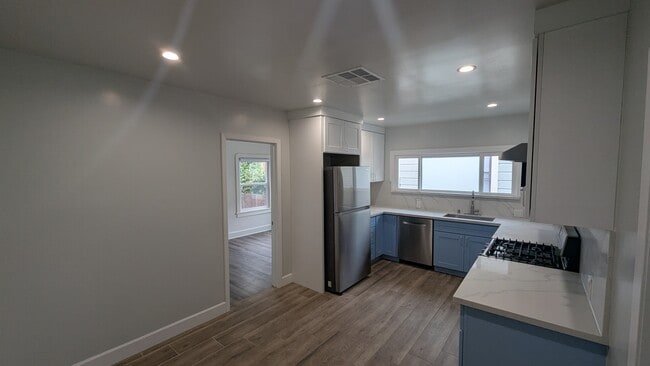 Photo - 552 45 St