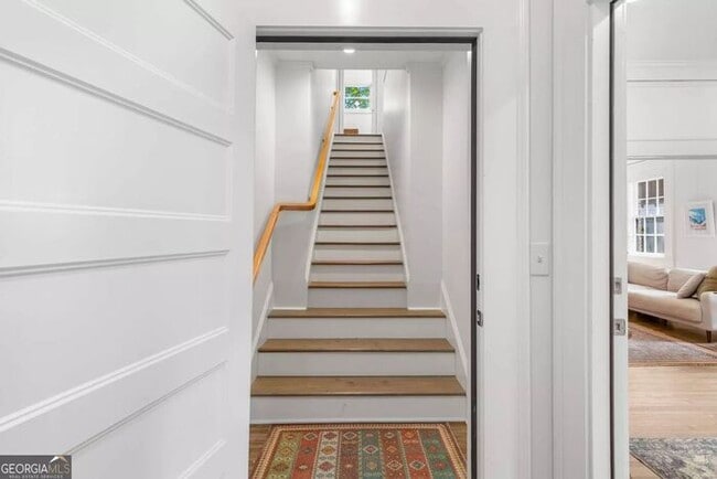 Renovated 2BR/1BA Attic Apartment with In-Unit Washer & Dryer – Prime Atlanta Location