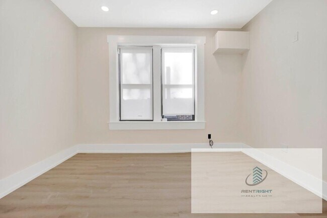 Photo - 944 N Damen Ave