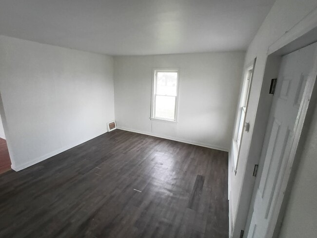 Living - 1005 Hamilton Ave