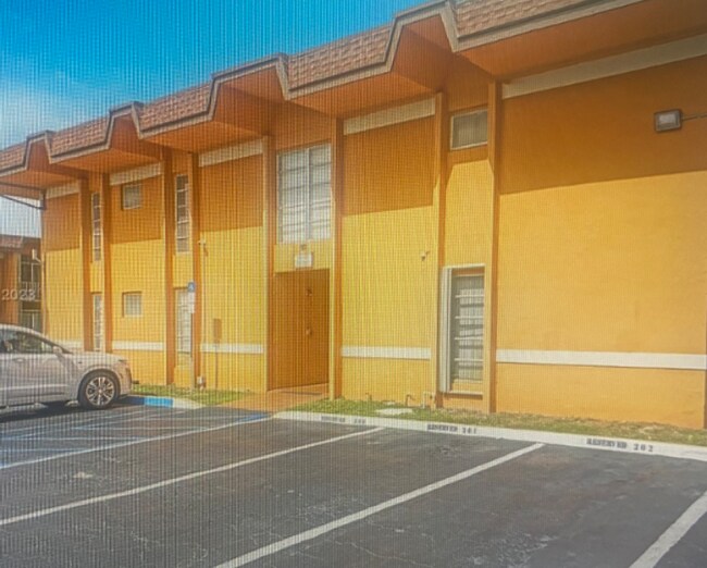 Building Photo - 9449 SW 76th St Rental