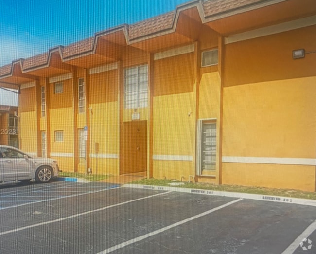 Building Photo - 9449 SW 76th St Unit T Rental