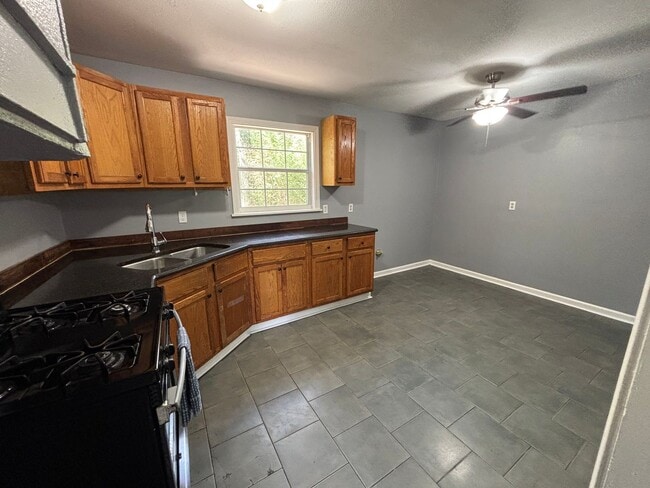 Photo - 3 bedroom- 1 bath!
