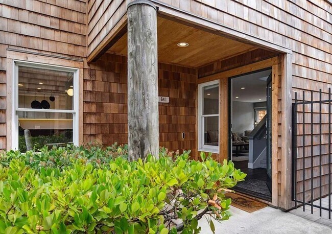 Photo - 641 Centre Ct