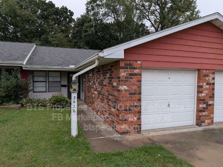 3426 W Dorchester Ridge